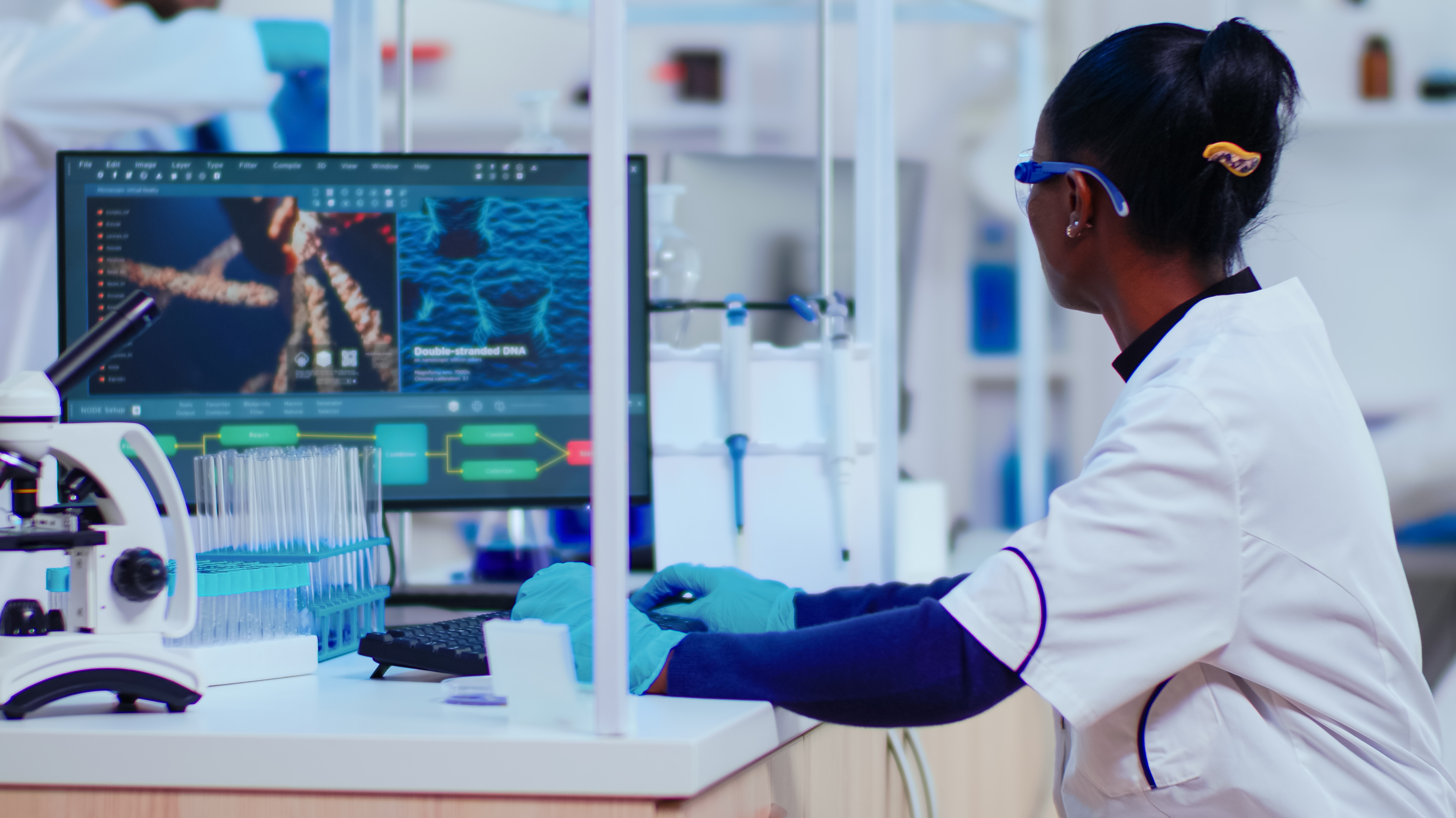 Toplaholo BioGen researchers collaborating in the lab